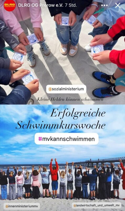 Kinder am Strand erfreuen sich am Schwimmlager